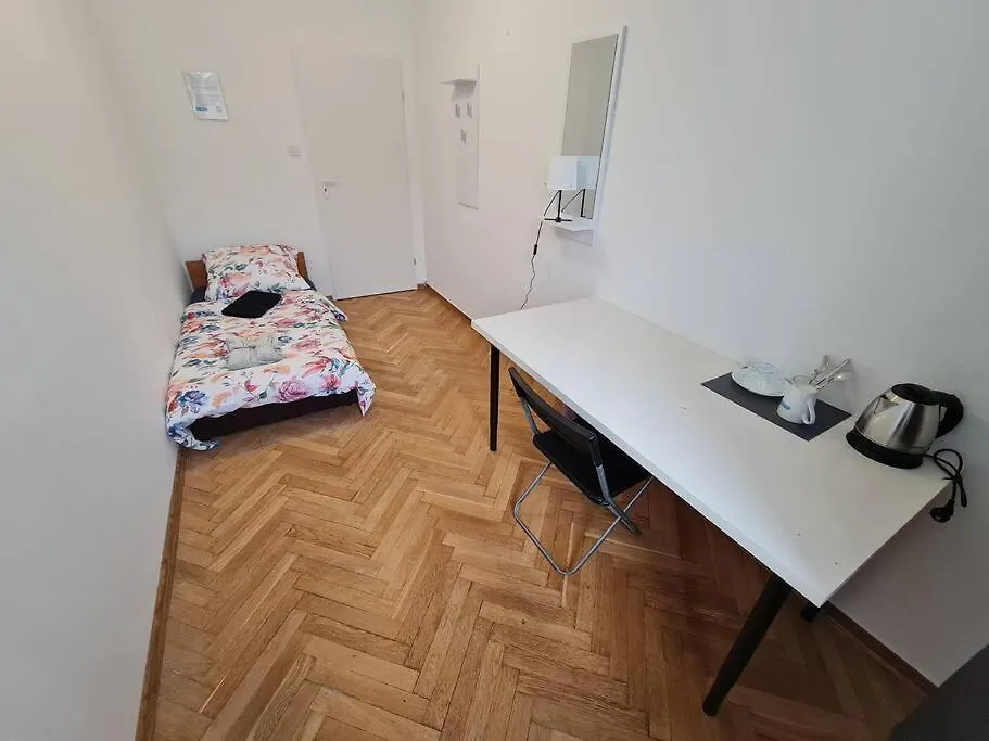 Fantastic Waw - O13 Room E Warszawa Polska